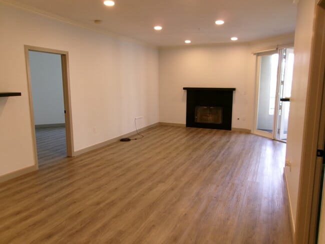 Photo - 2253 Martin Unit Metropolitan