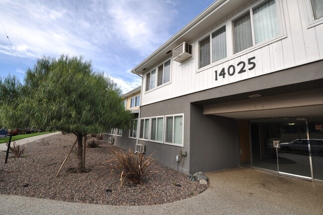 Building Photo - 14025 Moorpark St Rental