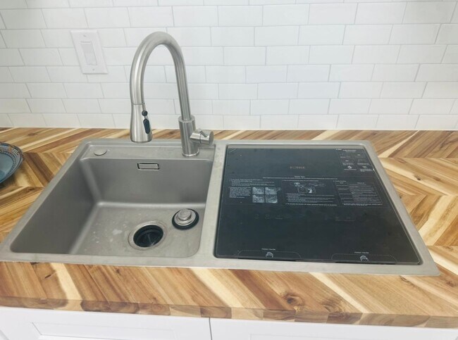 Photo - "Brand new" Cottage!  1-BR + den, totally ... Unit 3817 Wabash Ave.-1