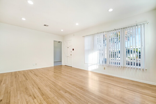 Photo - 5107 Enfield Ave