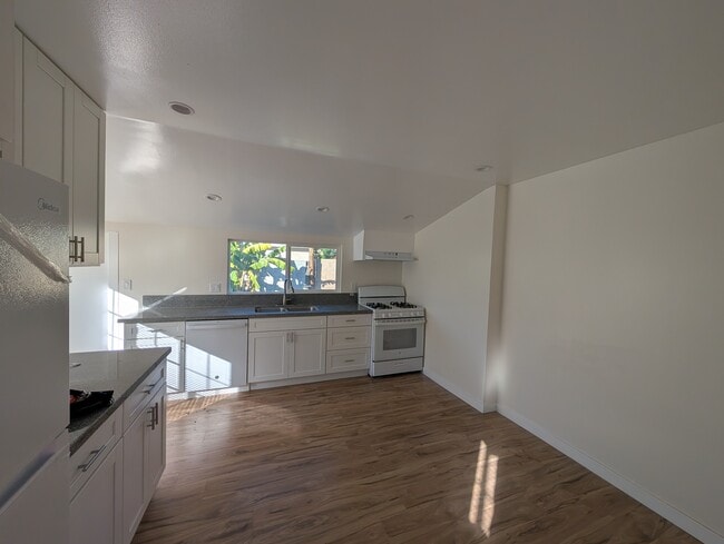 Building Photo - 1849 E Poinsettia St Unit 1849 1/2