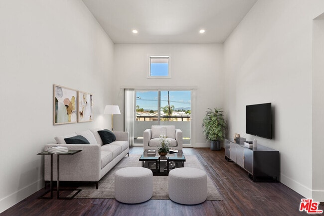 Building Photo - 16550 Vanowen St Unit 320