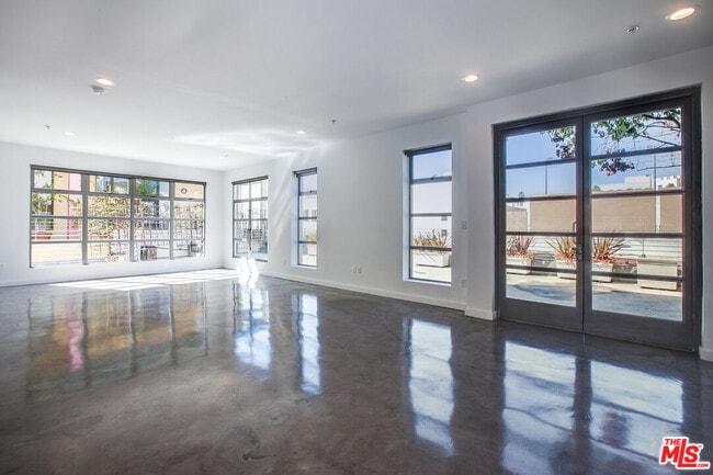 Building Photo - 1358 4th St Unit PH-D