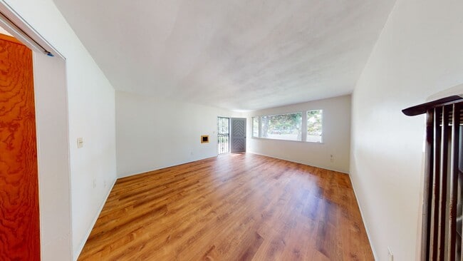Photo - 711 B Ave