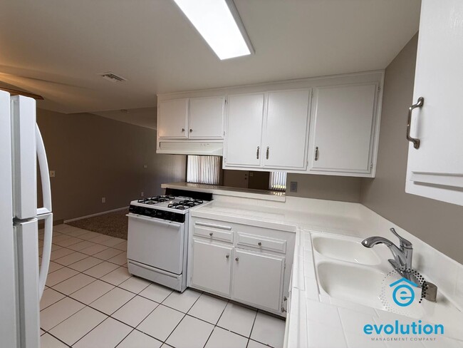 Photo - 332 Compton St