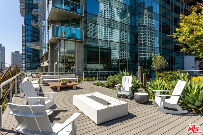 Building Photo - 705 W 9th St Unit PH3504 Rental