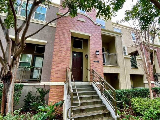 Stunning 2 Bedroom/2.5 Bath Furnished Town... - Stunning 2 Bedroom/2.5 Bath Furnished Town... Townhome