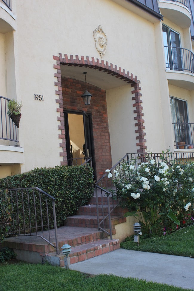 entry - 1951 Malcolm Ave Unit 207