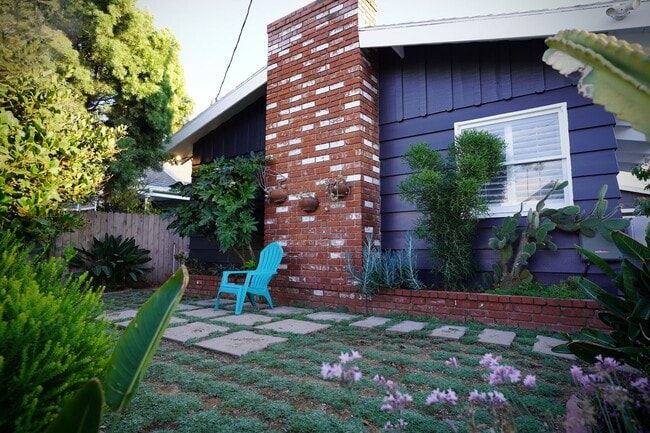 Building Photo - Spacious Silver Lake Charmer 2-bedroom, 1-... Rental