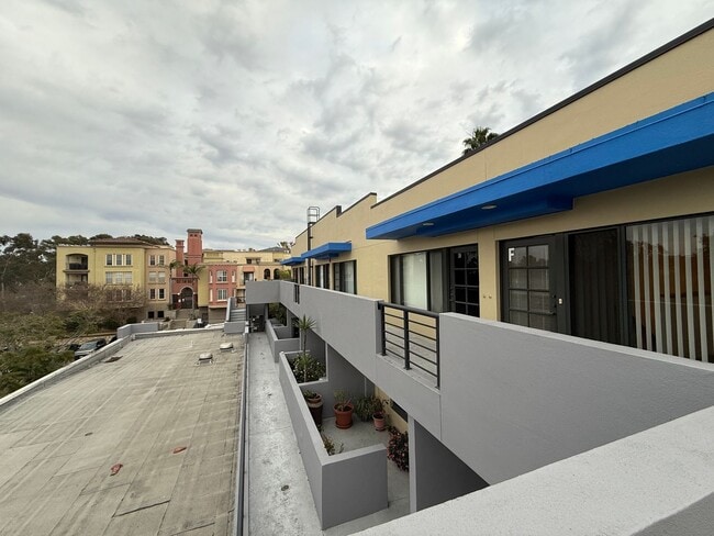 Building Photo - 1090 University Ave Unit 206F