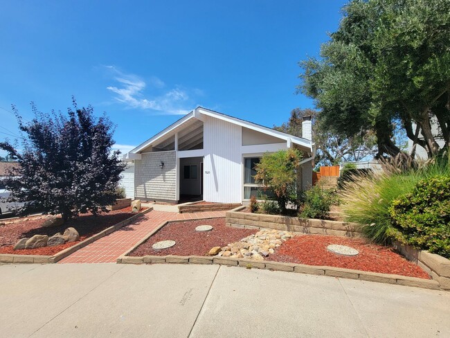 Building Photo - Darling, Move-In Ready Home in Highly Sought After Neighborhood w/ a Great View!!