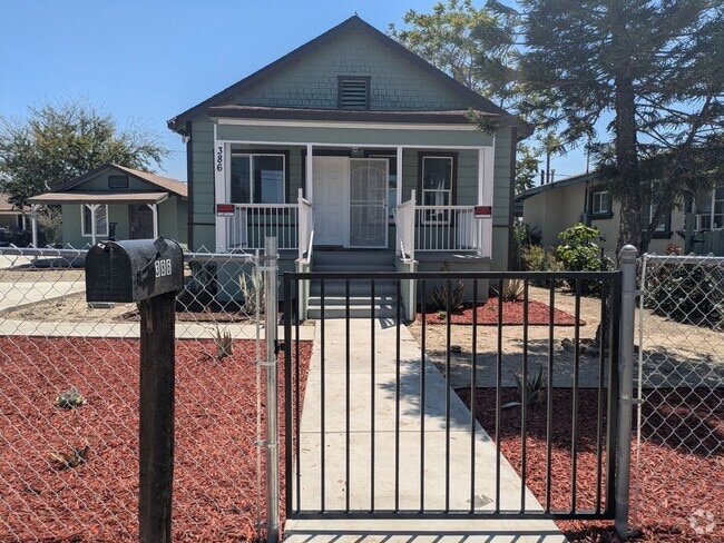 Building Photo - Bright & Clean 2 Bed | 1 Bath Home With a ...