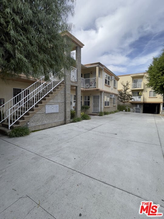 Photo - 15939 Victory Blvd Unit 201