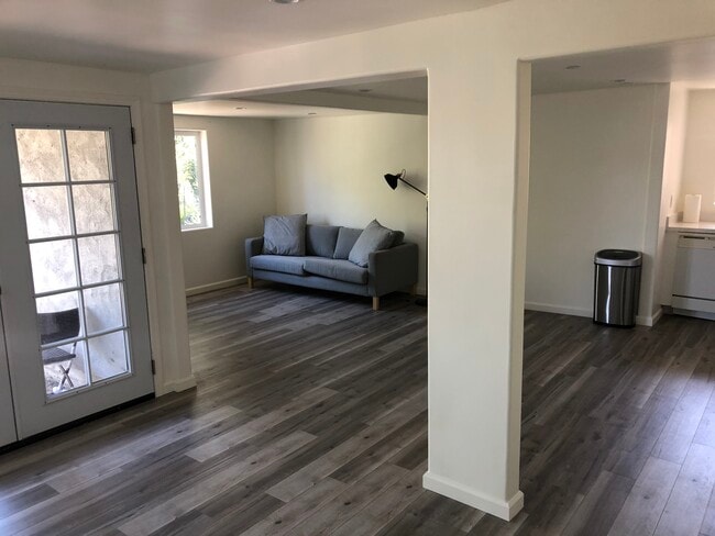 LIVING ROOM - 2418 Loma Vista Pl Unit 1