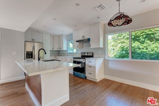 Building Photo - 5726 Woodman Ave Unit #2