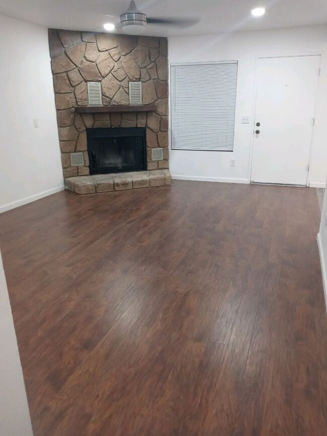 Photo - Upgraded 2b/1b duplex for rent!