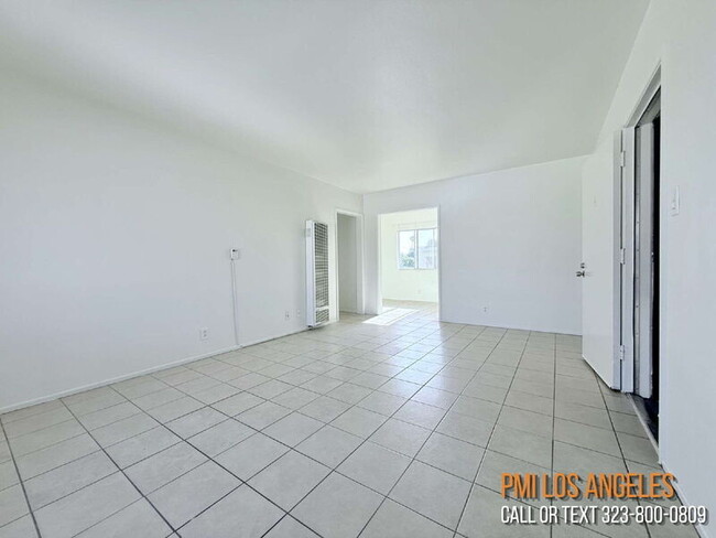 Photo - 943 W 68th St