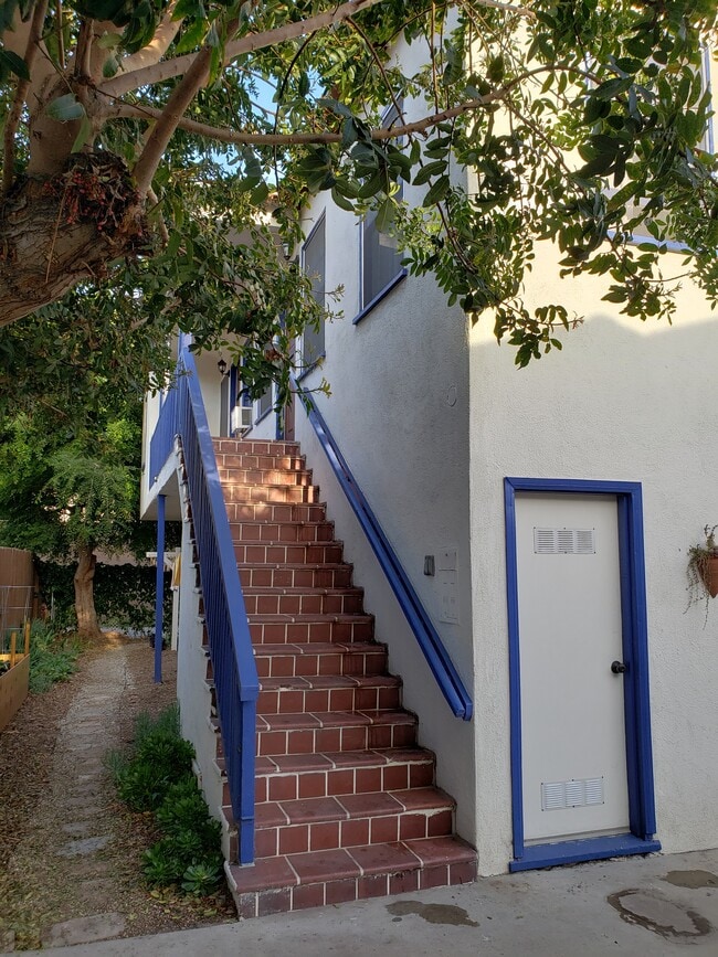 Entry - 1541 Elm Ave