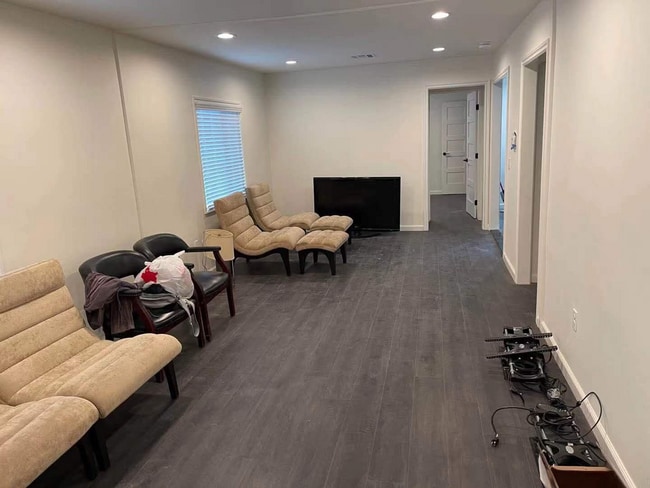 Photo - 1011 E 67th St