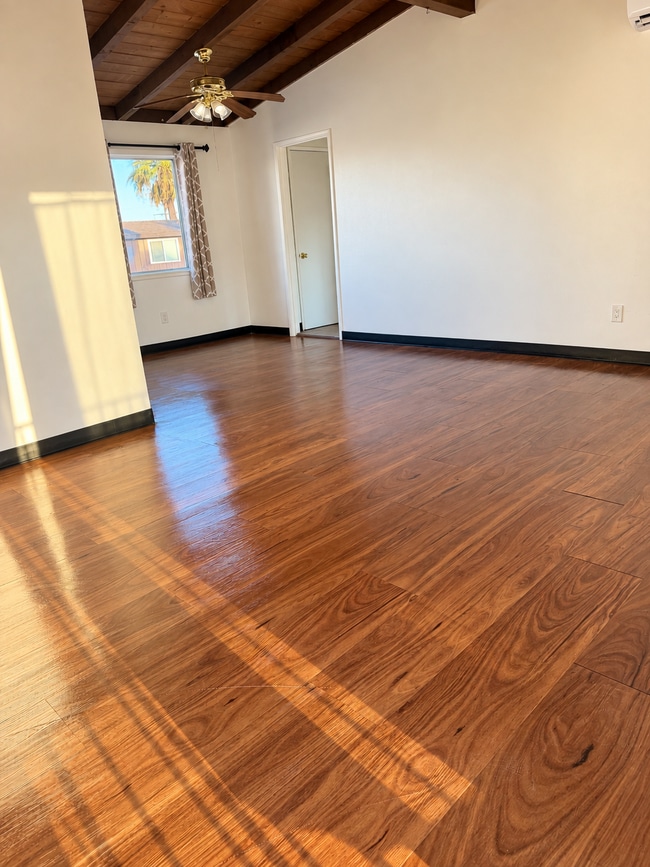 Building Photo - $900 Move In Special - No rent for September 2026. Must take possession in September 2026 Must se... Unit E