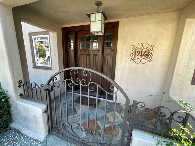 Photo - 916-920 Poli Unit 916 Poli