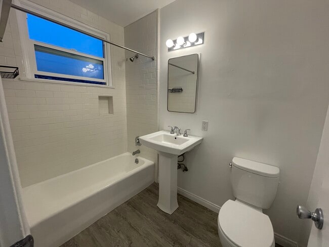 unit E bathroom - 830 20th St