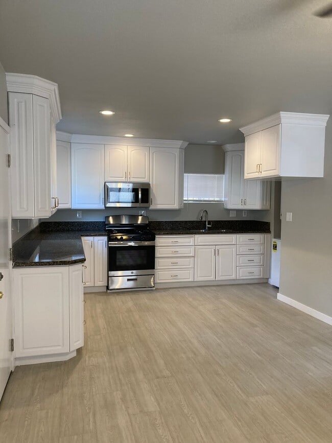 Building Photo - 6337 Unit 6339