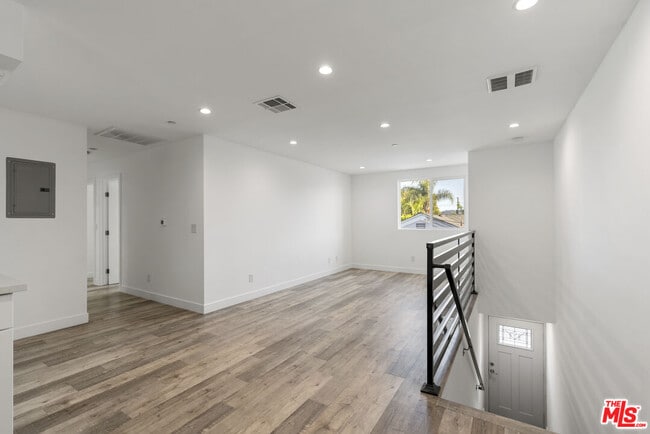 Photo - 5645 Willowcrest Ave