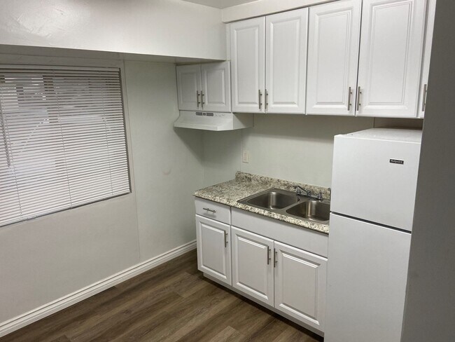 Photo - 1/2 OFF FIRST MONTH'S RENT Downstairs studio - ALL UTILITIES PAID Unit 832 #10