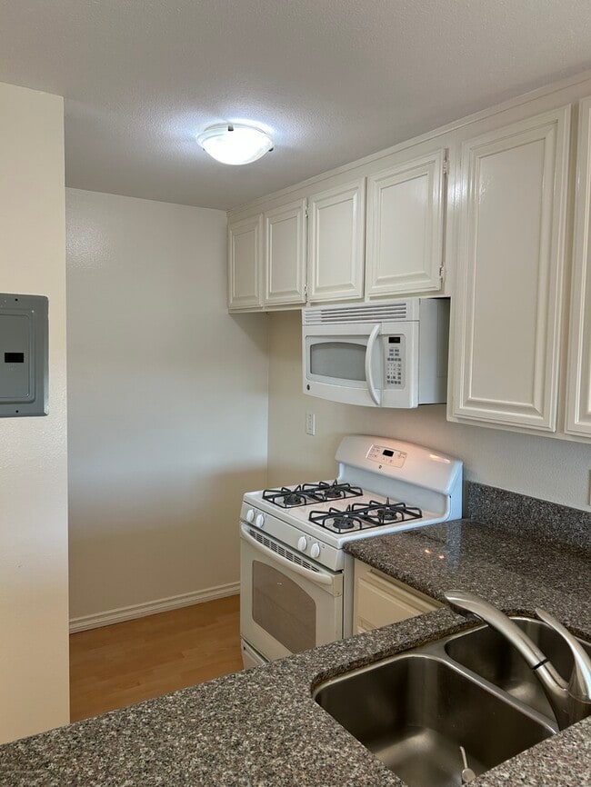 Photo - GREAT UPSTRS CONDO FOR LEASE!