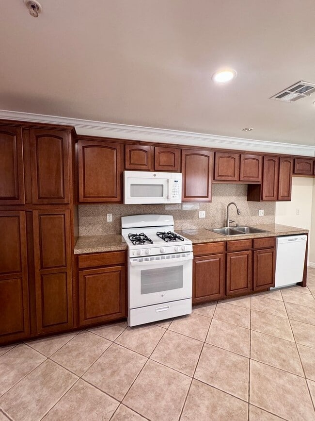 Photo - Spacious 3 bedroom condo in Van Nuys Unit 201