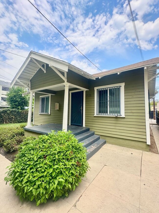 Building Photo - 732-738 Gaviota LB Unit 738