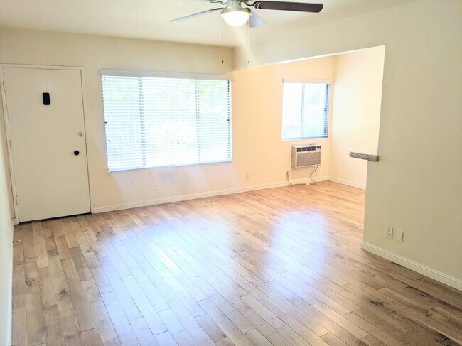 Building Photo - 10815 Morrison St Unit #3