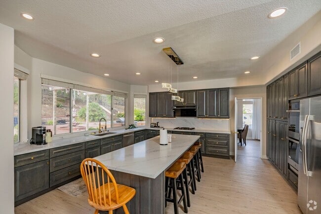 Building Photo - Fully Furnished! Prestige Luxury Single 5b... Rental