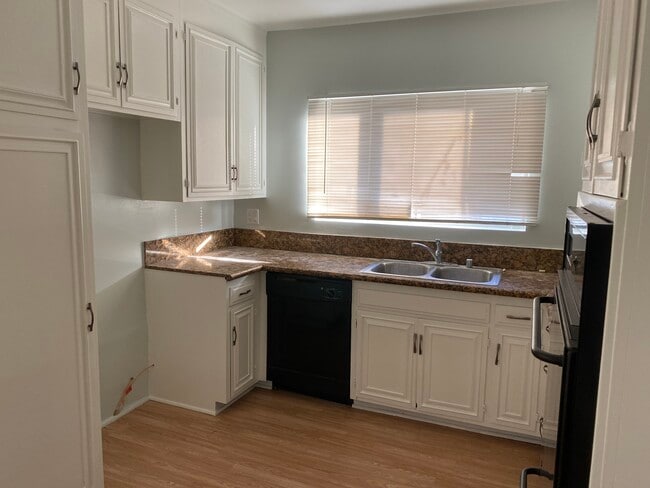 Photo - 5354 Lindley Ave Unit 305
