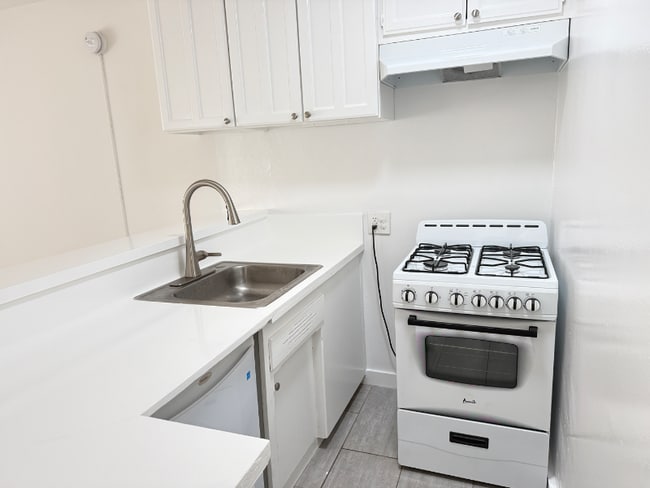 Photo - 240 S Reeves Dr Unit C