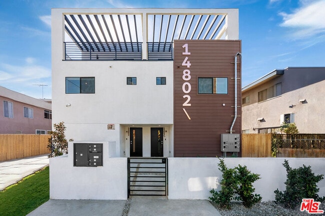 Building Photo - 14804 1/2 Vanowen St