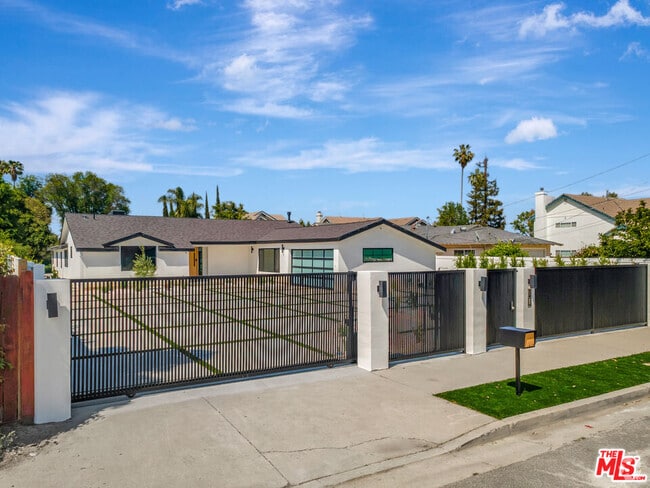 Building Photo - 18053 Erwin St Rental