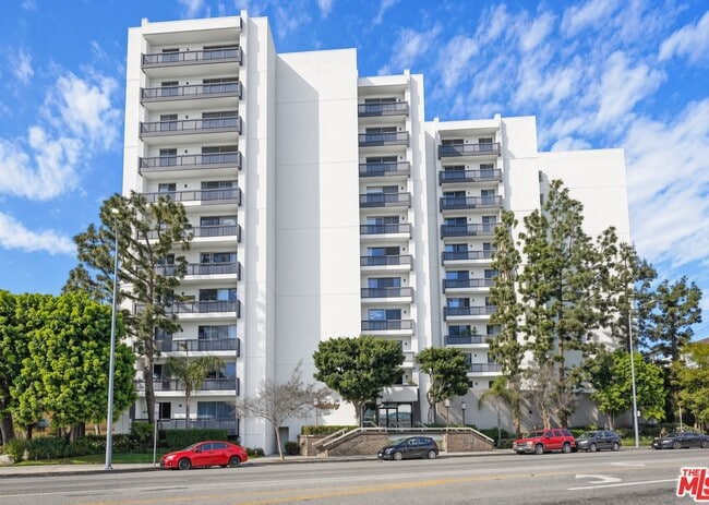 Building Photo - 321 S San Vicente Blvd Unit #805
