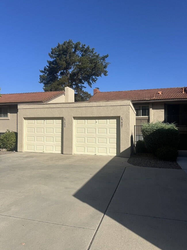 Building Photo - $3,200 - Charming Ground-Floor 2 Bed / 2 Bath Condo in Desirable Oaks North 55+ Community