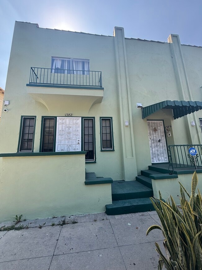 Building Photo - 1582 W 29th St Unit 1