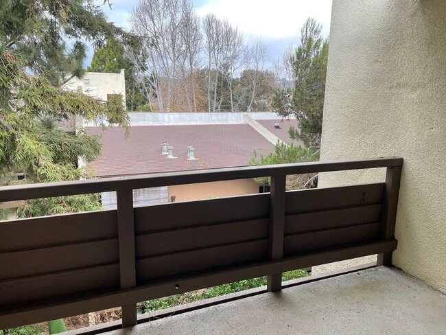 Photo - HOTEL CIRCLE -  WOOD FLOORS, FIREPLACE, VIEWS.  QUIET PENTHOUSE Unit E326