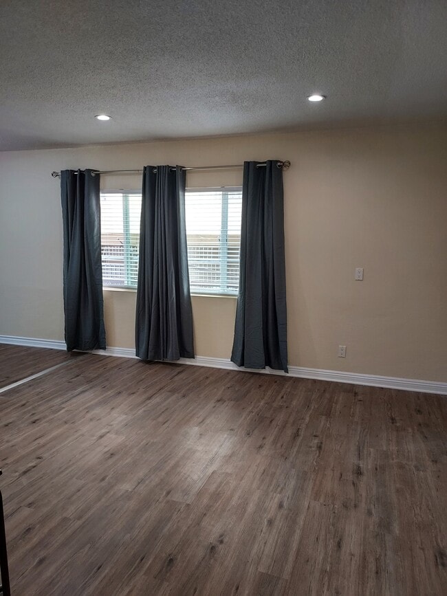 living room, curtains and blinds - 6043 Romaine St Unit 6