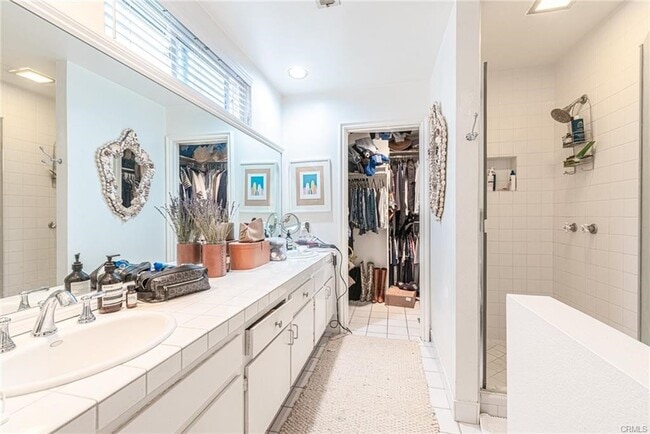 Photo - 719 Poinsettia Ave