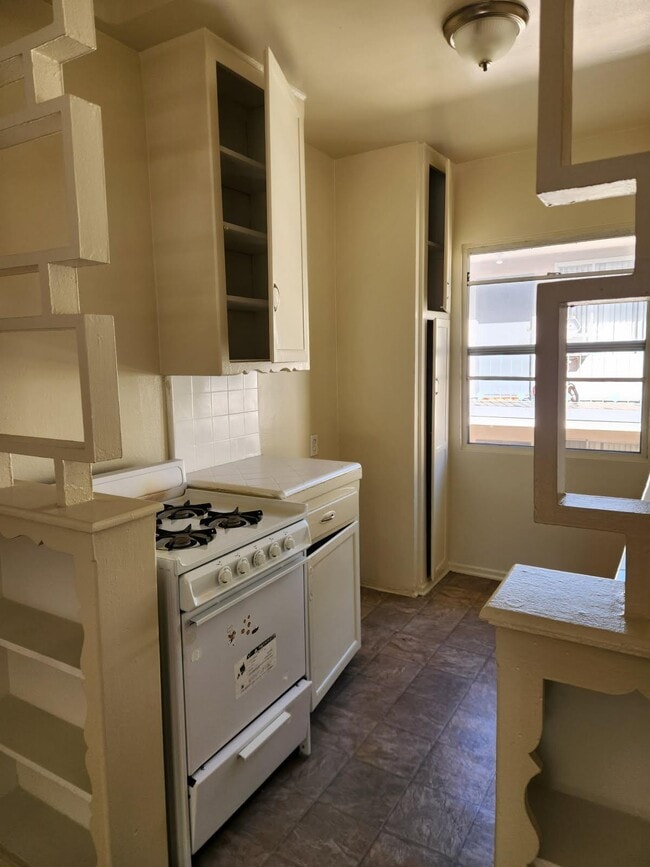 Photo - 539 S Serrano Ave