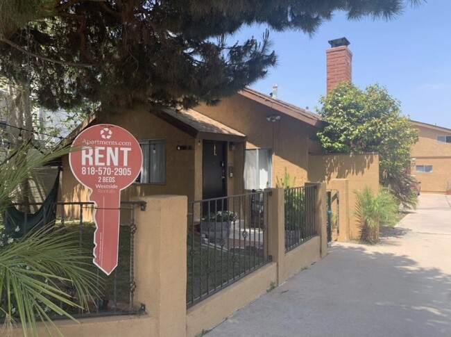 1731 Harriman Lane Unit A has a fenced front yard with a gated side yard - 1731 Harriman Ln House
