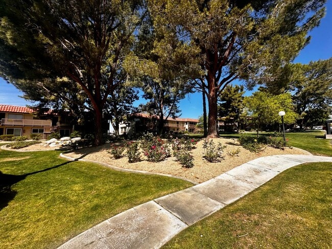 Building Photo - COMING SOON!! 1 BEDROOM 1 BATHROOM CONDO IN MISSION LAKES DESERT HOT SPRINGS