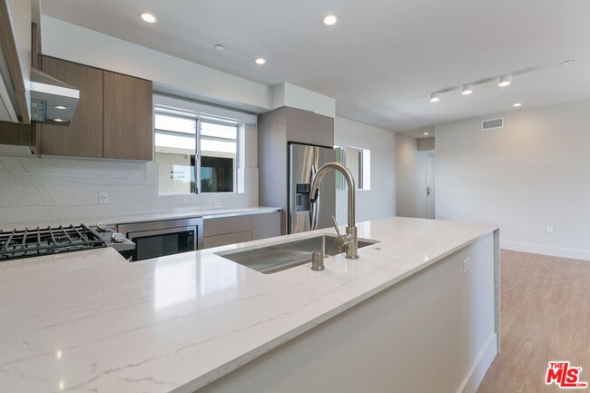 Photo - 11837 Mayfield Ave Unit 305