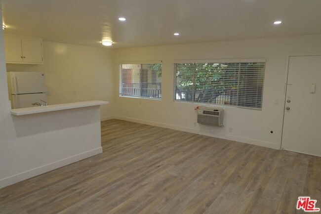 Photo - 1301 N Mansfield Ave Unit 206