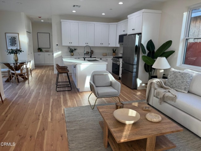 Photo - 1150 W 1st St